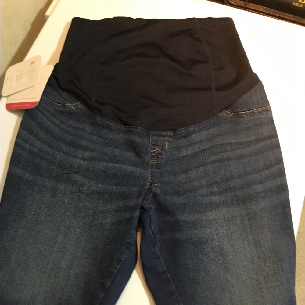 NWT Maternity Dark Wash Maternity Shorts by Ingrid and Isabel. Size 2/26